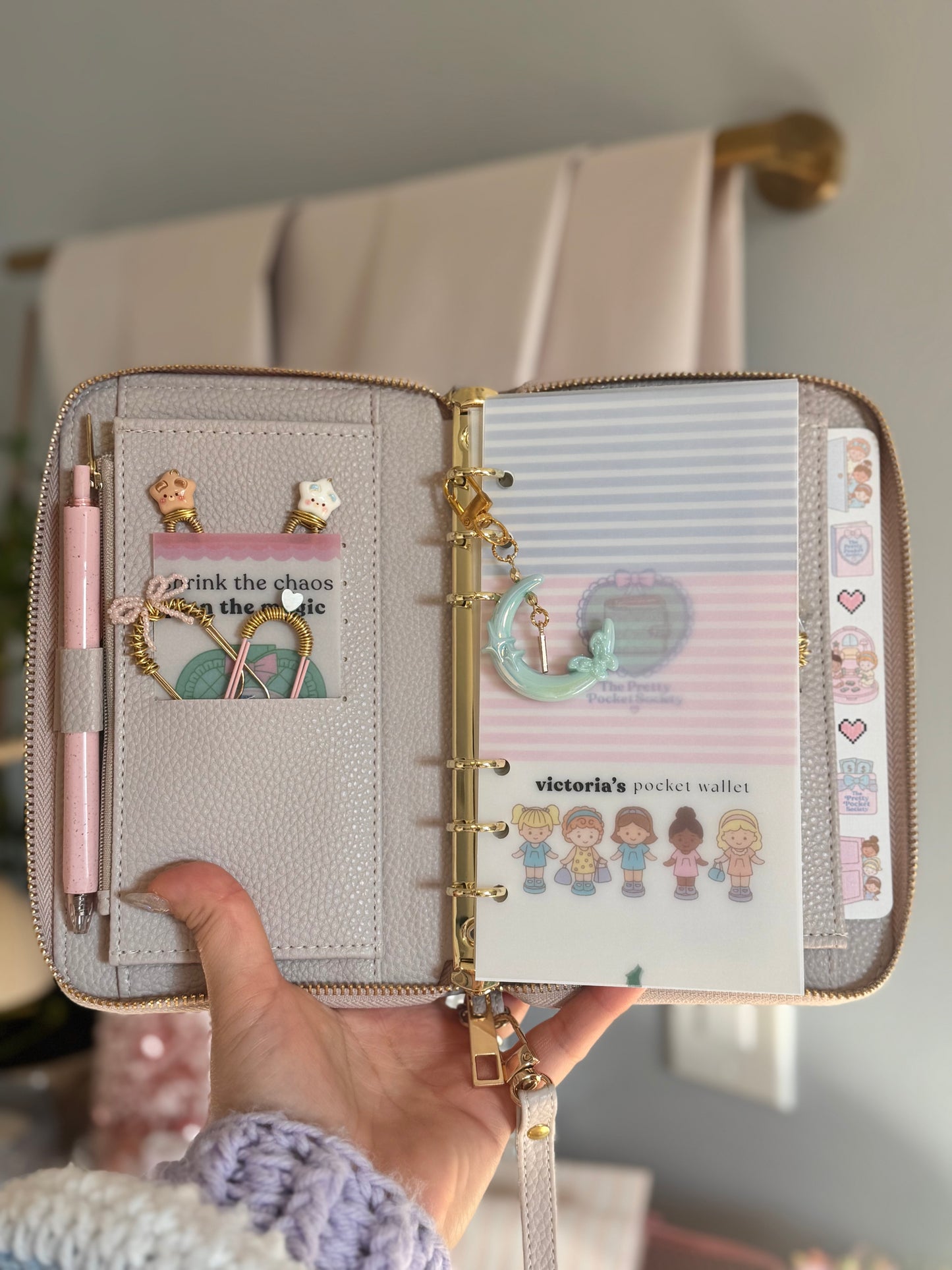 The Pretty Pocket Society Pocket Peeker